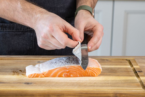 Haut vom Lachs entfernen
