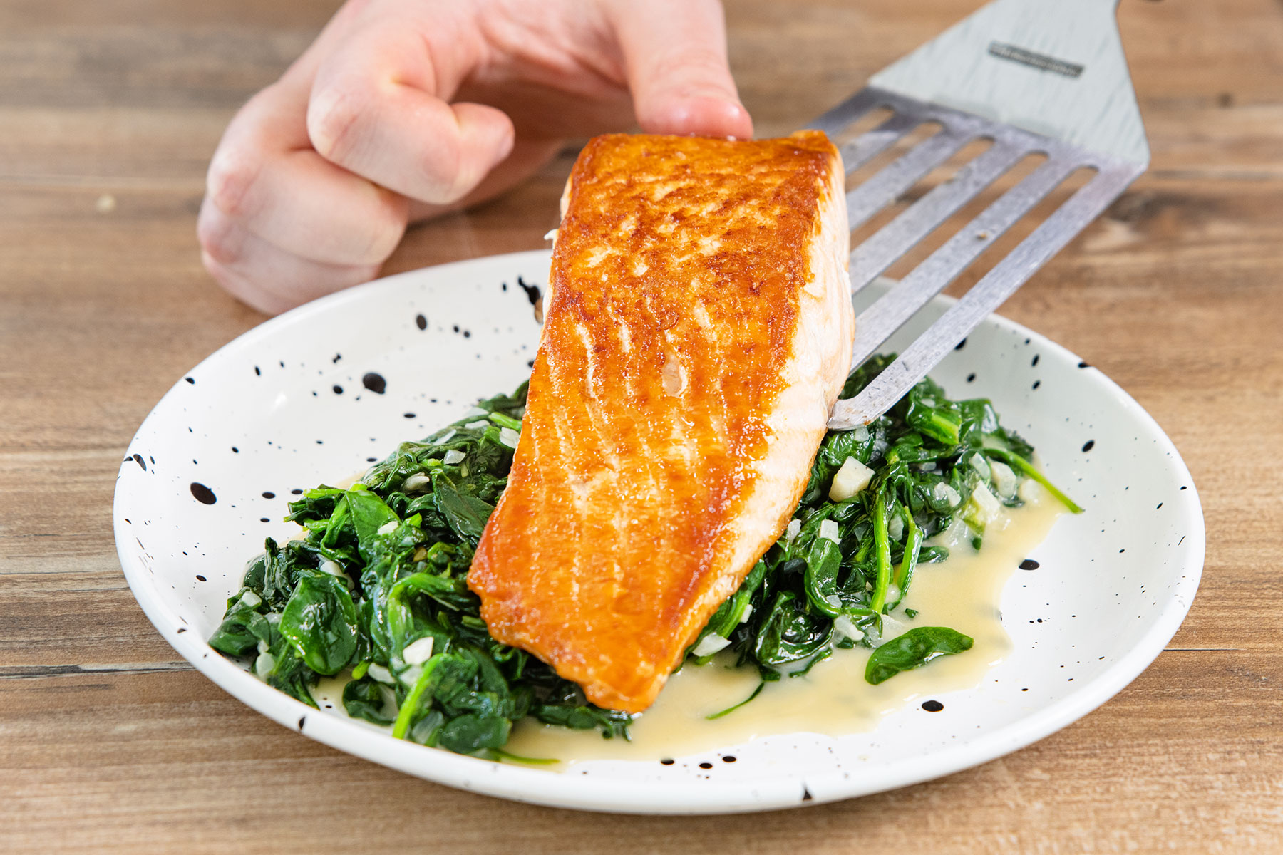 Lachs auf Blattspinat anrichten