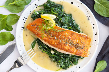 Lachs auf Blattspinat