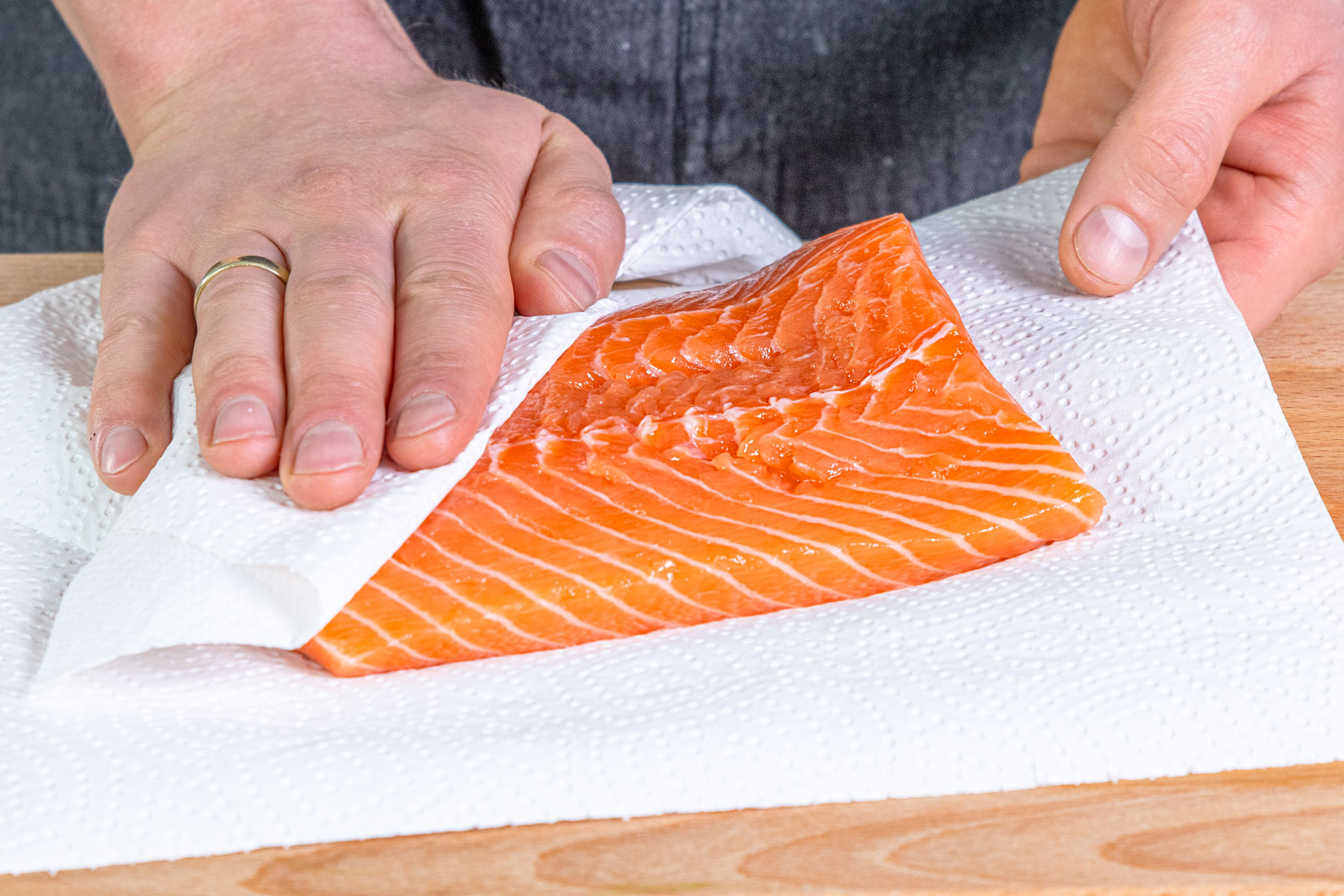 Lachs abtupfen