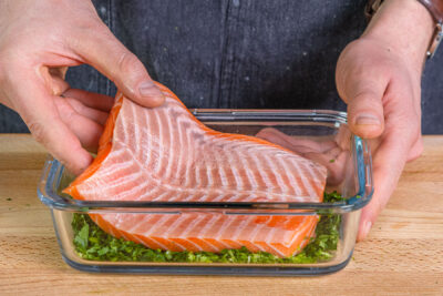 Lachs mit Kräutern ummanteln