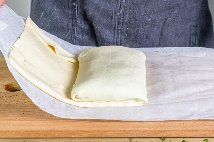 Lachs im Blätterteig einwickeln