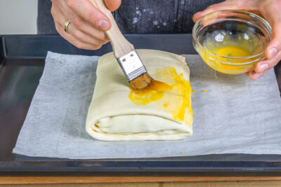 Blätterteig mit Eigelb bestreichen