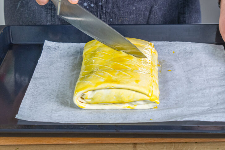 Lachs im Blätterteig einschneiden