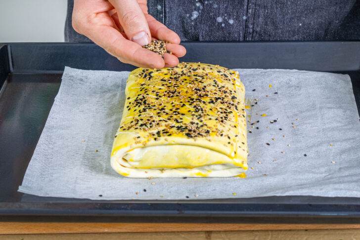 Lachs im Blätterteig mit Sesam toppen