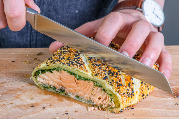 Lachs im Blätterteig in Scheiben schneiden