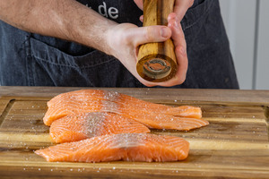 Lachs salzen und pfeffern