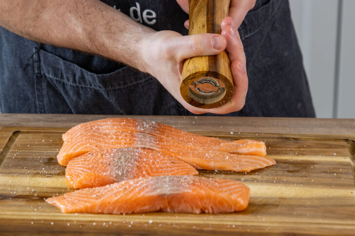 Lachs salzen und pfeffern
