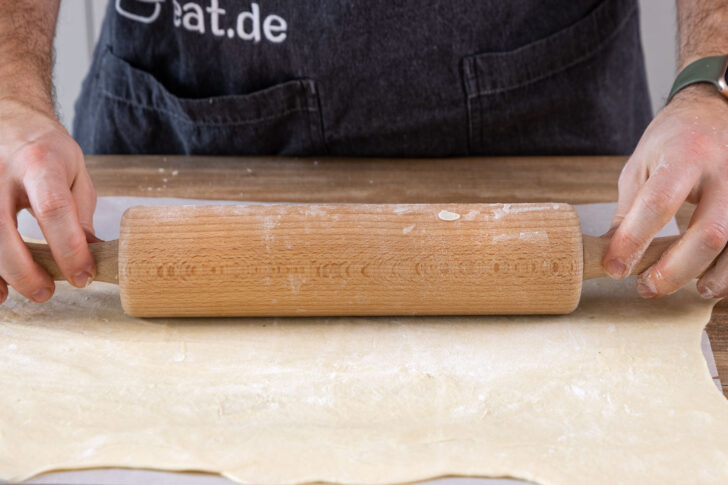 Blätterteig ausrollen