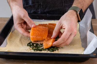 Lachs in Blätterteig legen