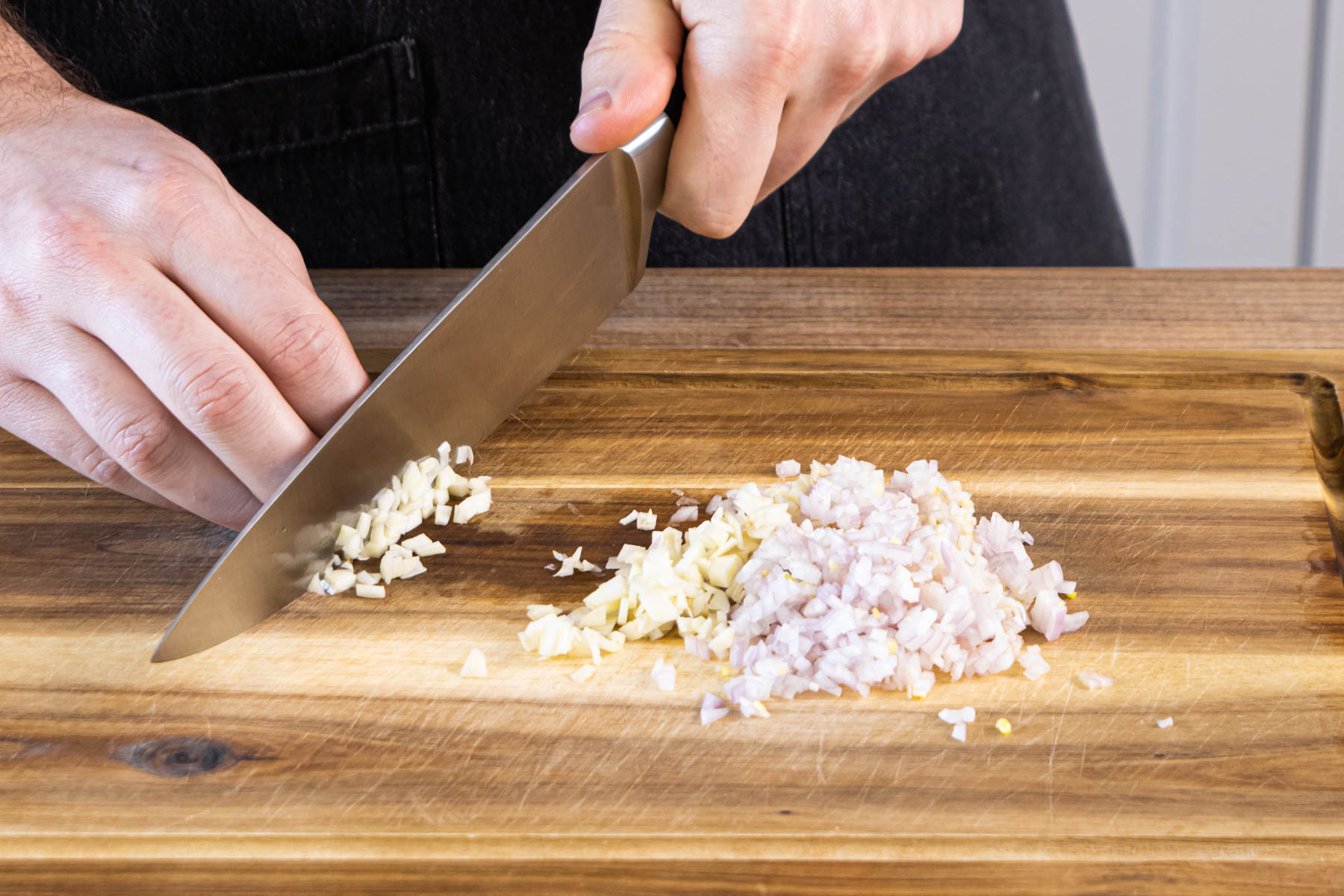 Schalotten und Knoblauch fein hacken
