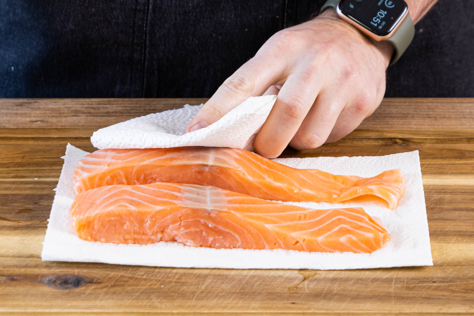 Lachs trocken tupfen und auf Gräten überprüfen