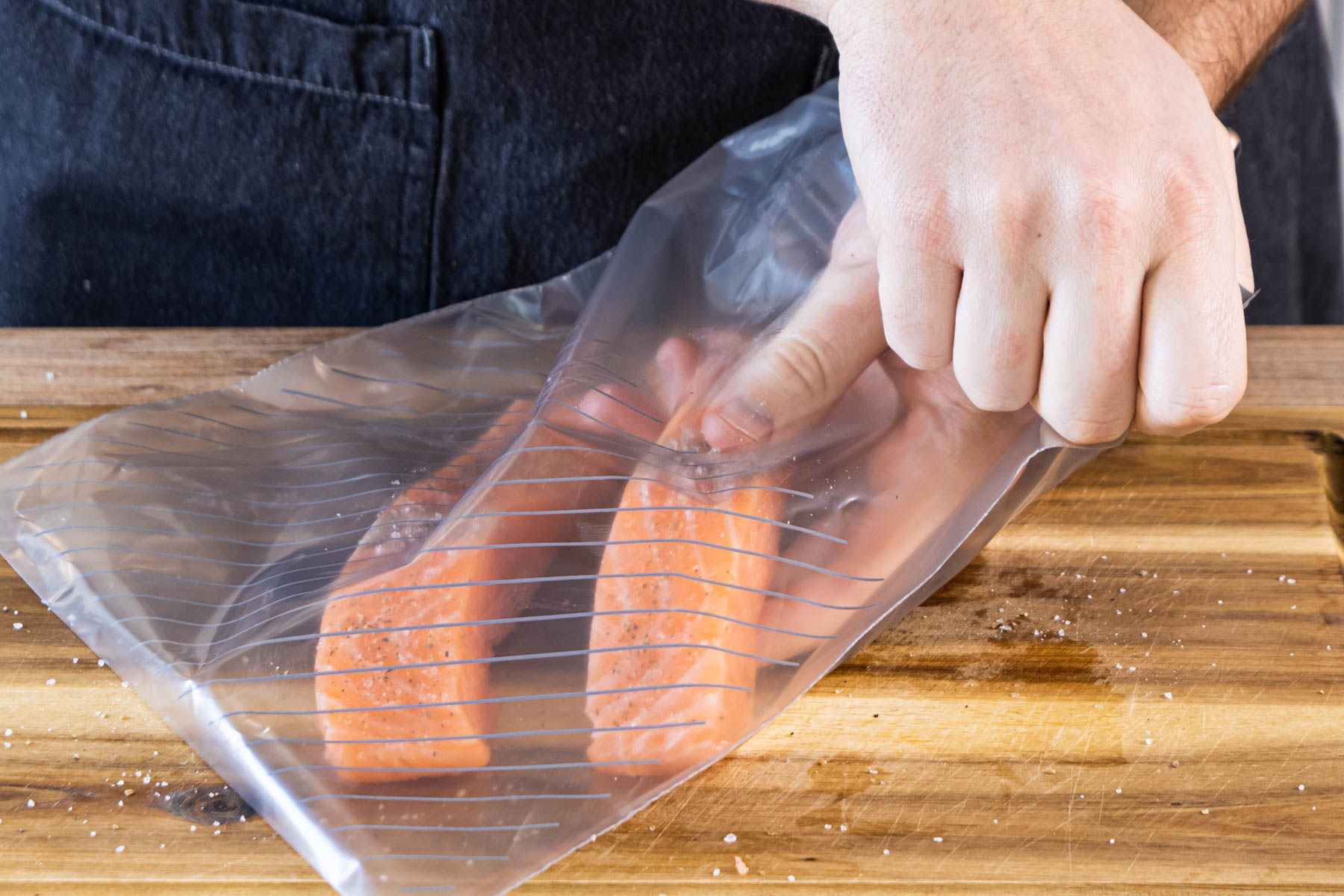 Lachsfilets in einen Gefrierbeutel geben