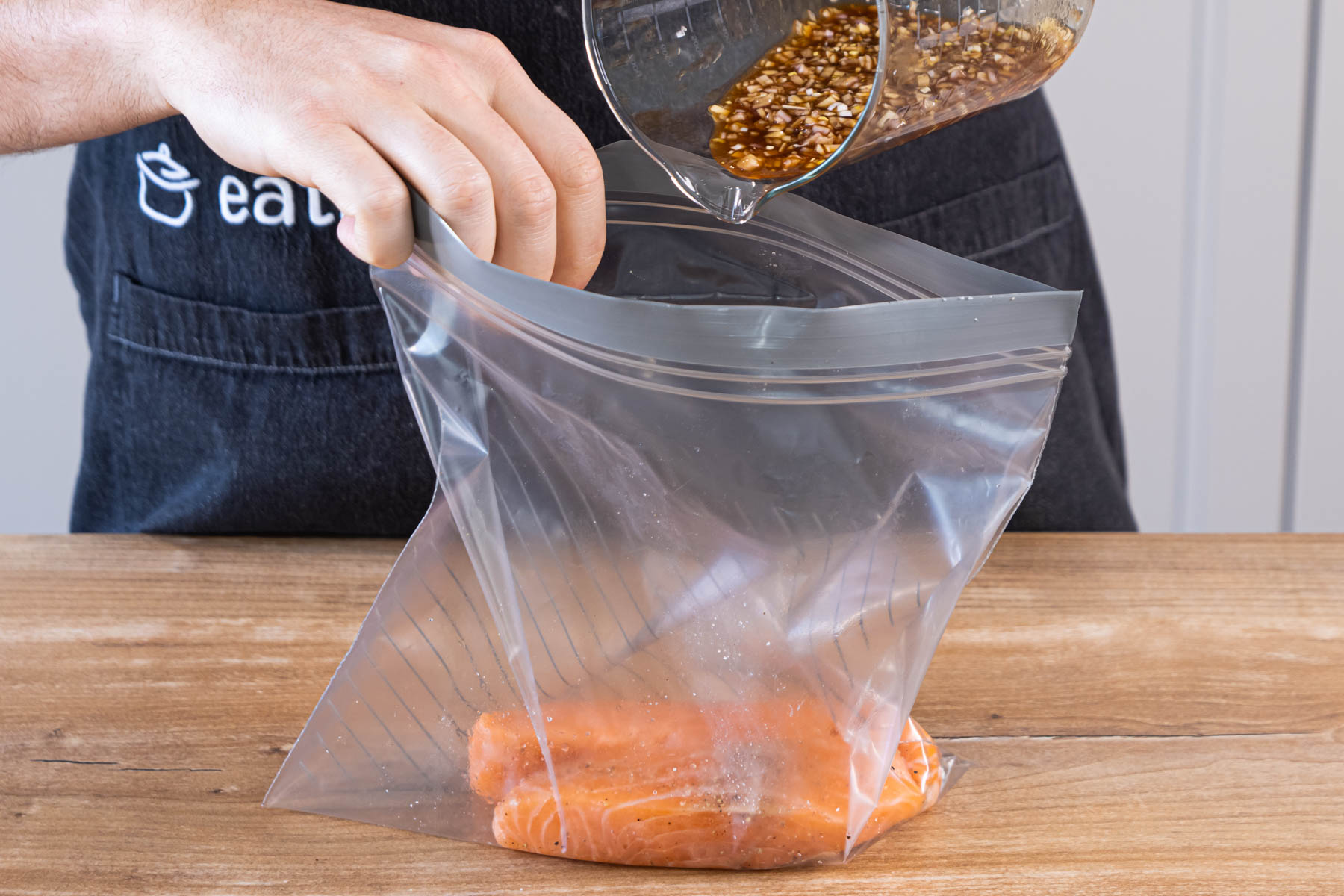 Lachs in Teriyaki-Marinade marinieren