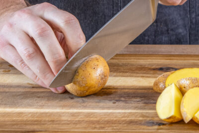 Kartoffeln vierteln
