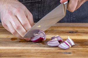 Zwiebel schälen und schneiden