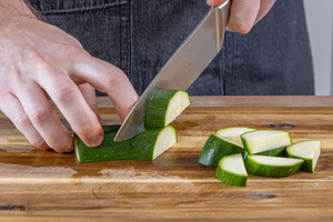 Zucchini in Halbmonde schneiden