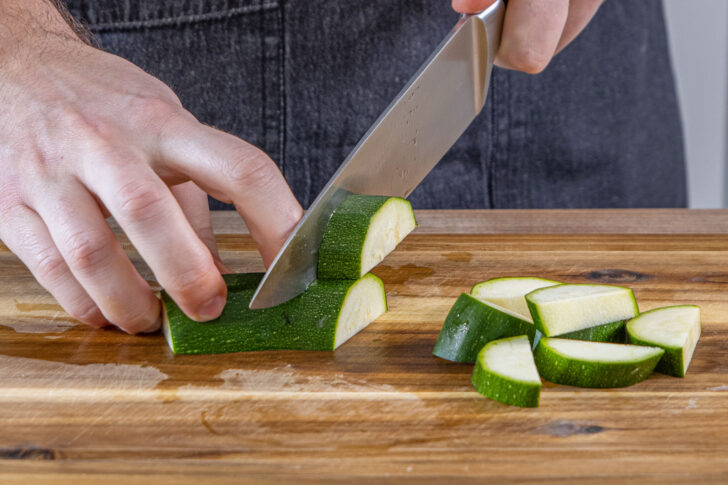 Zucchini in Halbmonde schneiden