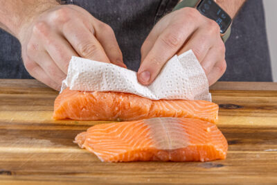 Lachs abtupfen