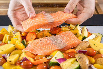 Lachs zum Gemüse aufs Blech geben
