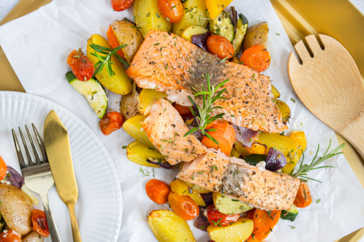 Lachs mit Kartoffeln und Gemüse im Ofen | Rezept - eat.de