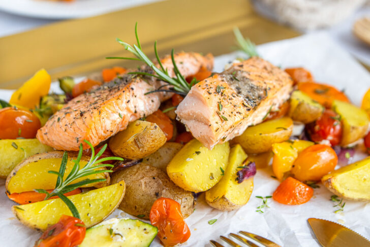 Lachs mit Kartoffeln und Gemüse im Ofen