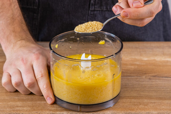 braunen Zucker zu der Mango-Bananen-Mischung geben