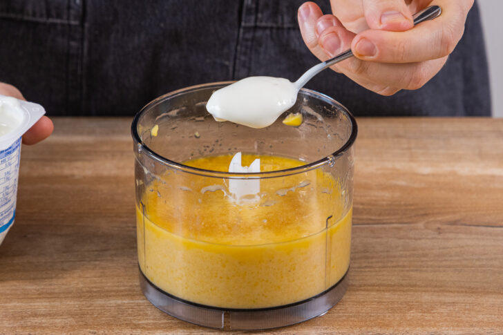 Naturjoghurt zu der Mango-Bananen-Mischung geben