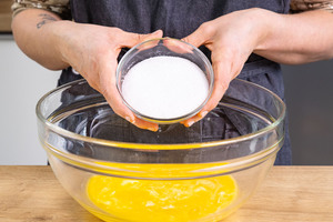 Zucker zu Butter geben