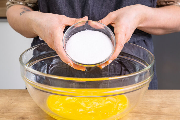 Zucker zu Butter geben