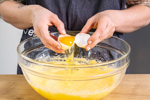 Eier dazugeben