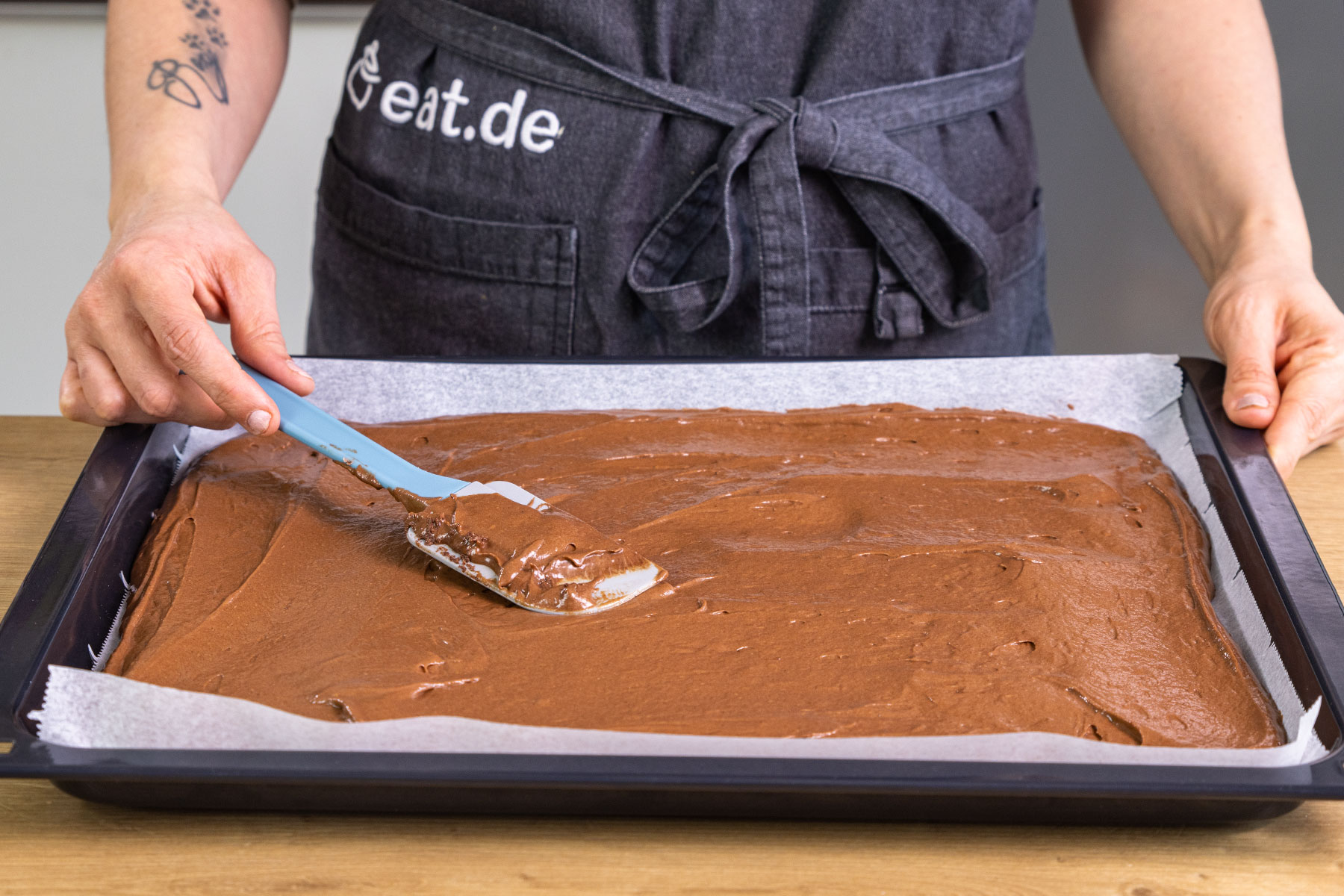 Maulwurfkuchenteig auf Blech verstreichen