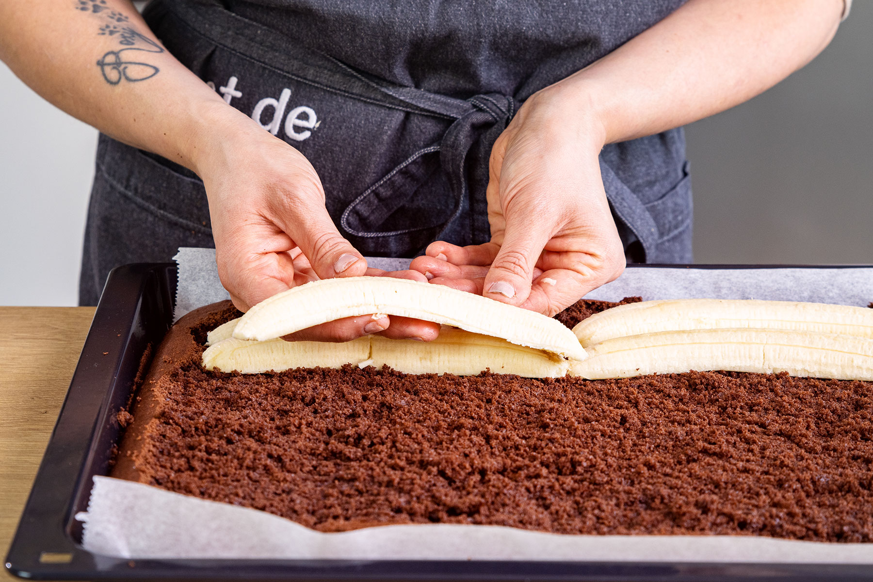 Bananenhälften auf Schokoboden verteilen