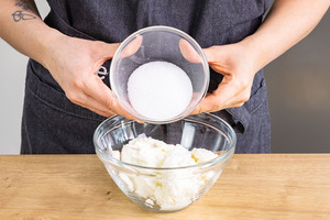 Quark und Zucker verrühren