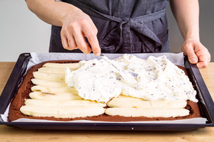 Creme auf den Bananen verteilen
