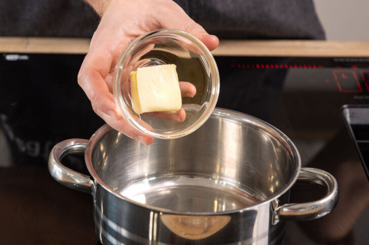 Butter in Topf geben
