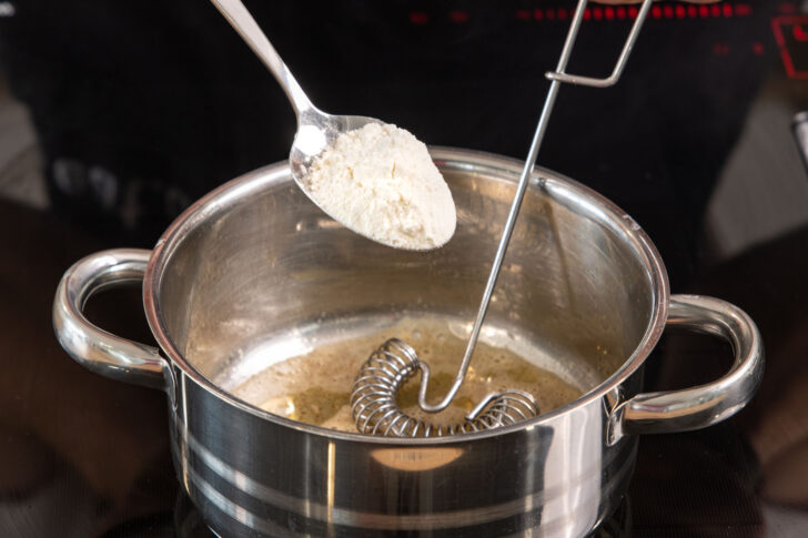 Mehl zur Butter geben