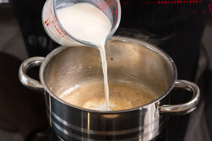 Milch zur Mehlschwitze gießen