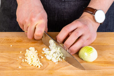 Knoblauch & Zwiebel würfeln