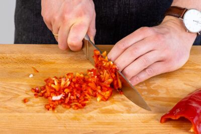 Paprika klein würfeln