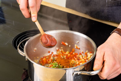 Tomatenmark dazugeben