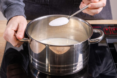 Zucker zur Milch geben