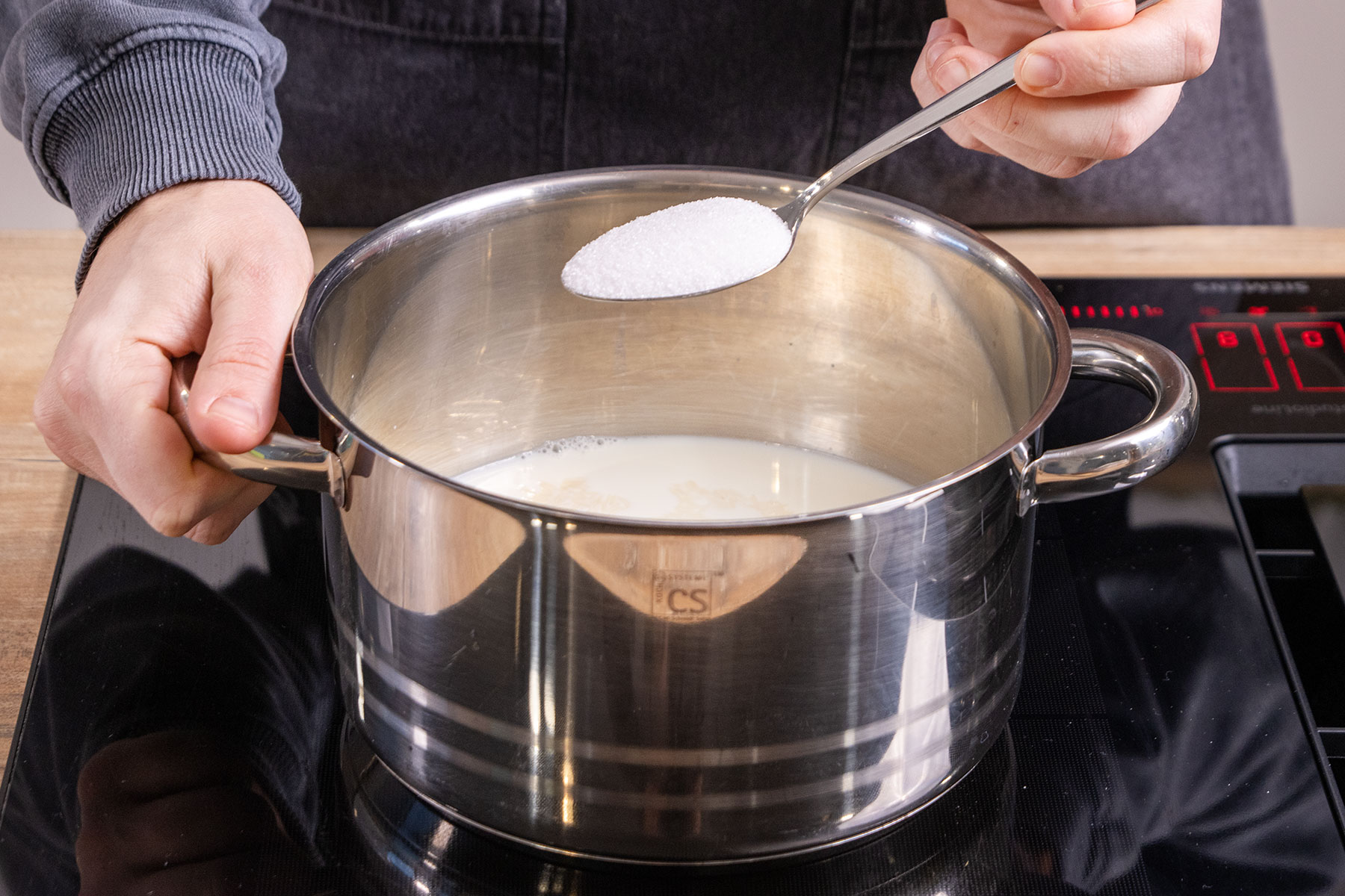 Zucker zur Milch geben