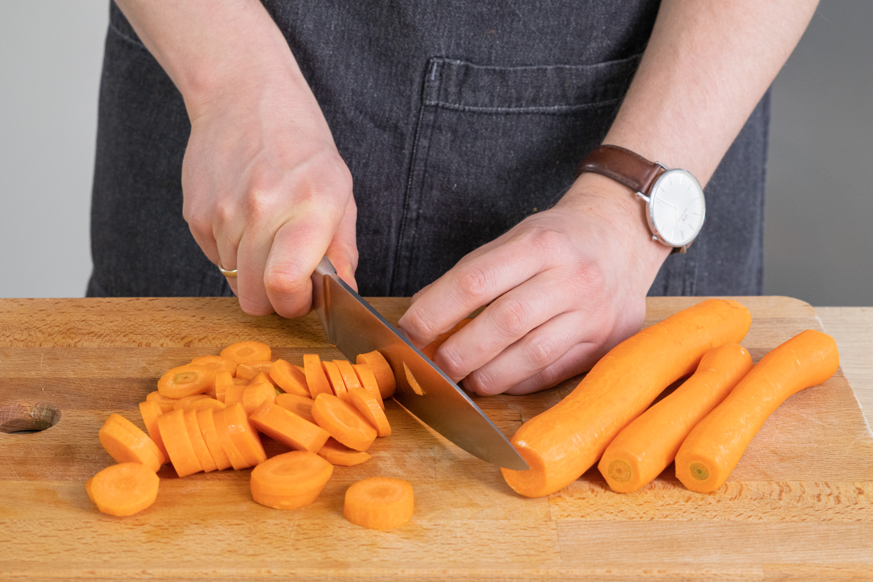 Karotten in Scheiben schneiden