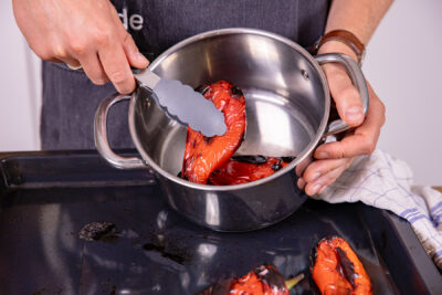Paprika in Topf geben