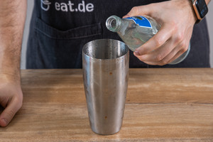 Mineralwasser in den Shaker geben