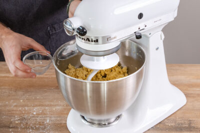 Wasser zum Nudelteig in die KitchenAid geben