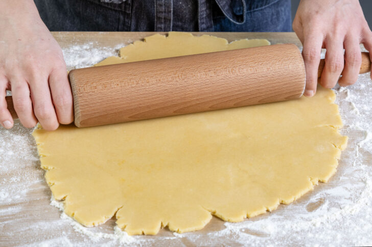 Mürbeteig für den Blaubeerkuchen ausrollen