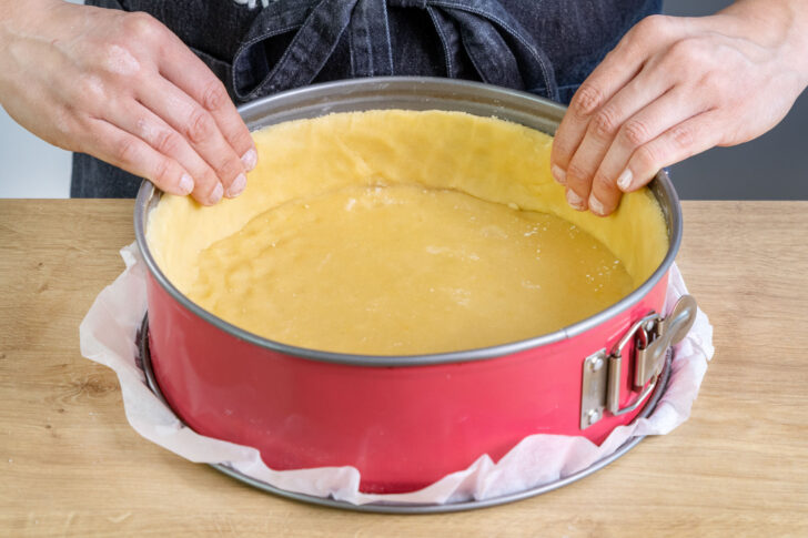 Mürbeteigboden für Omas Blaubeerkuchen vorbereiten