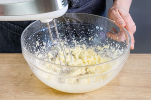 Zucker und Butter verrühren